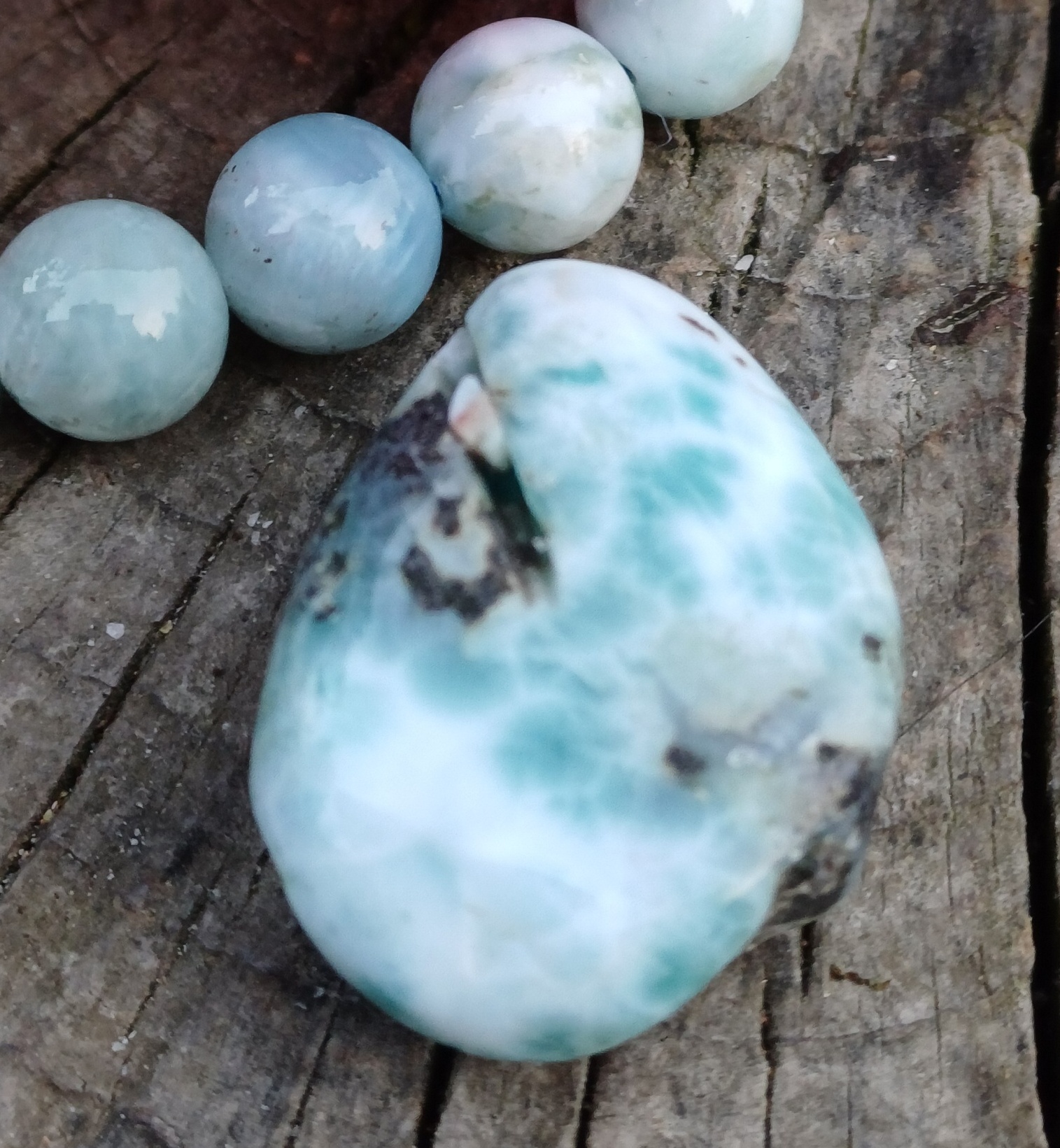 Larimar vrtaný valounek