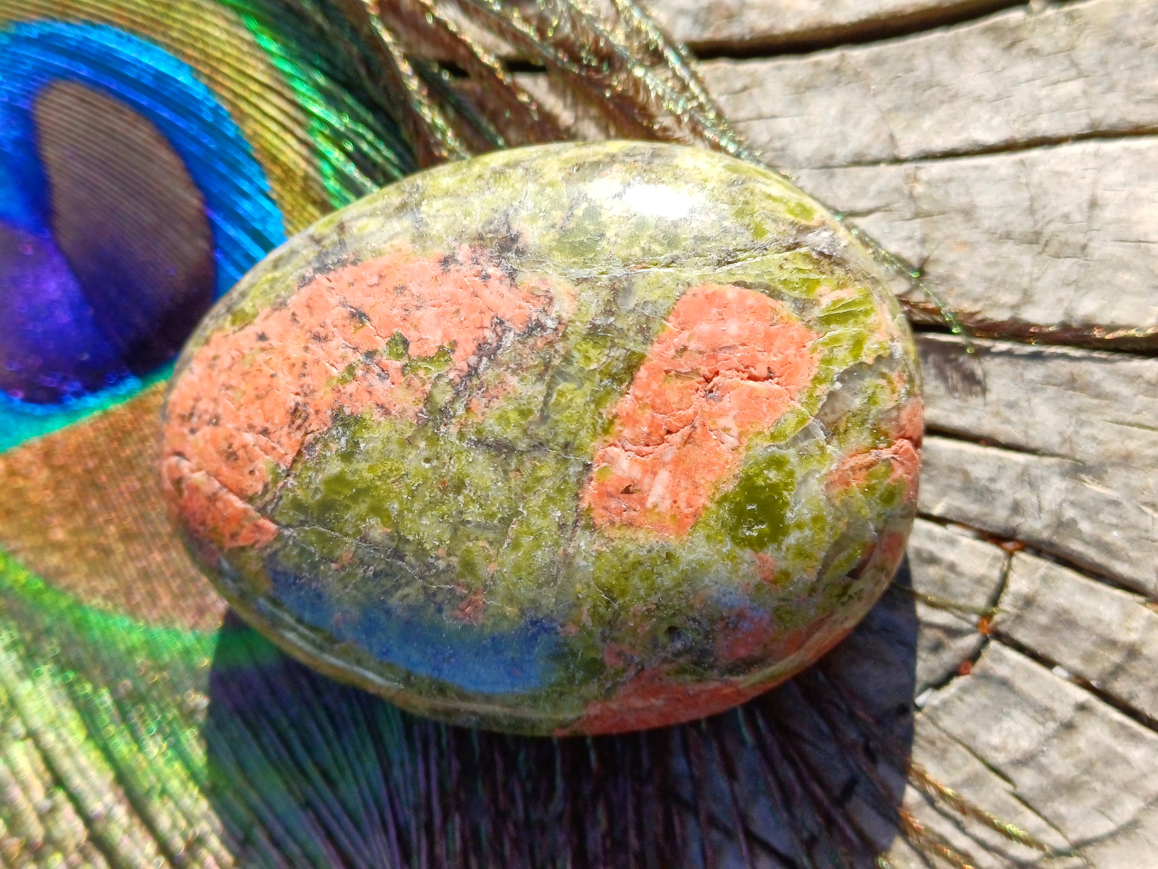 Unakit vrtaný kámen velký