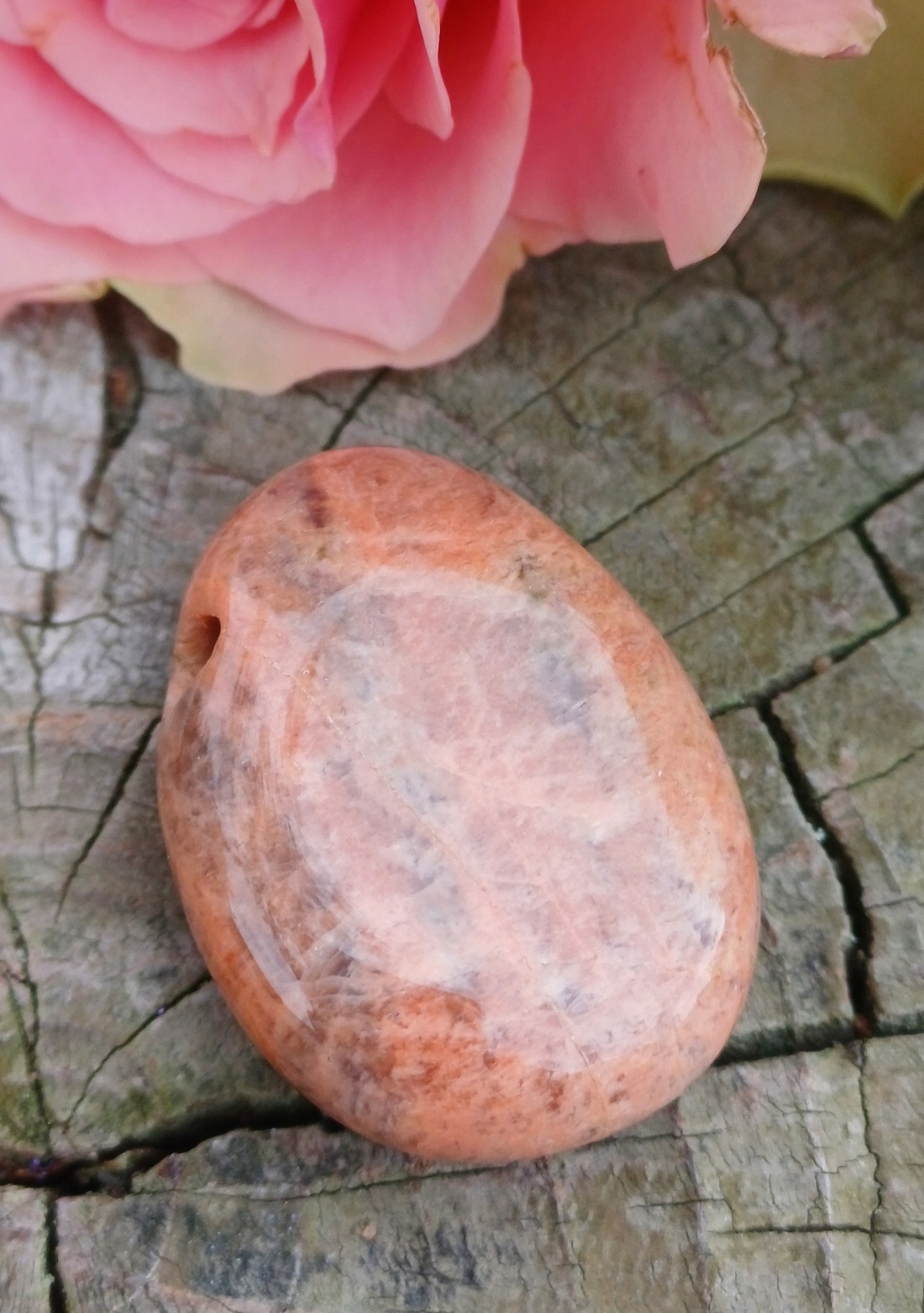 Měsíční kámen oranžový vrtaný valounek