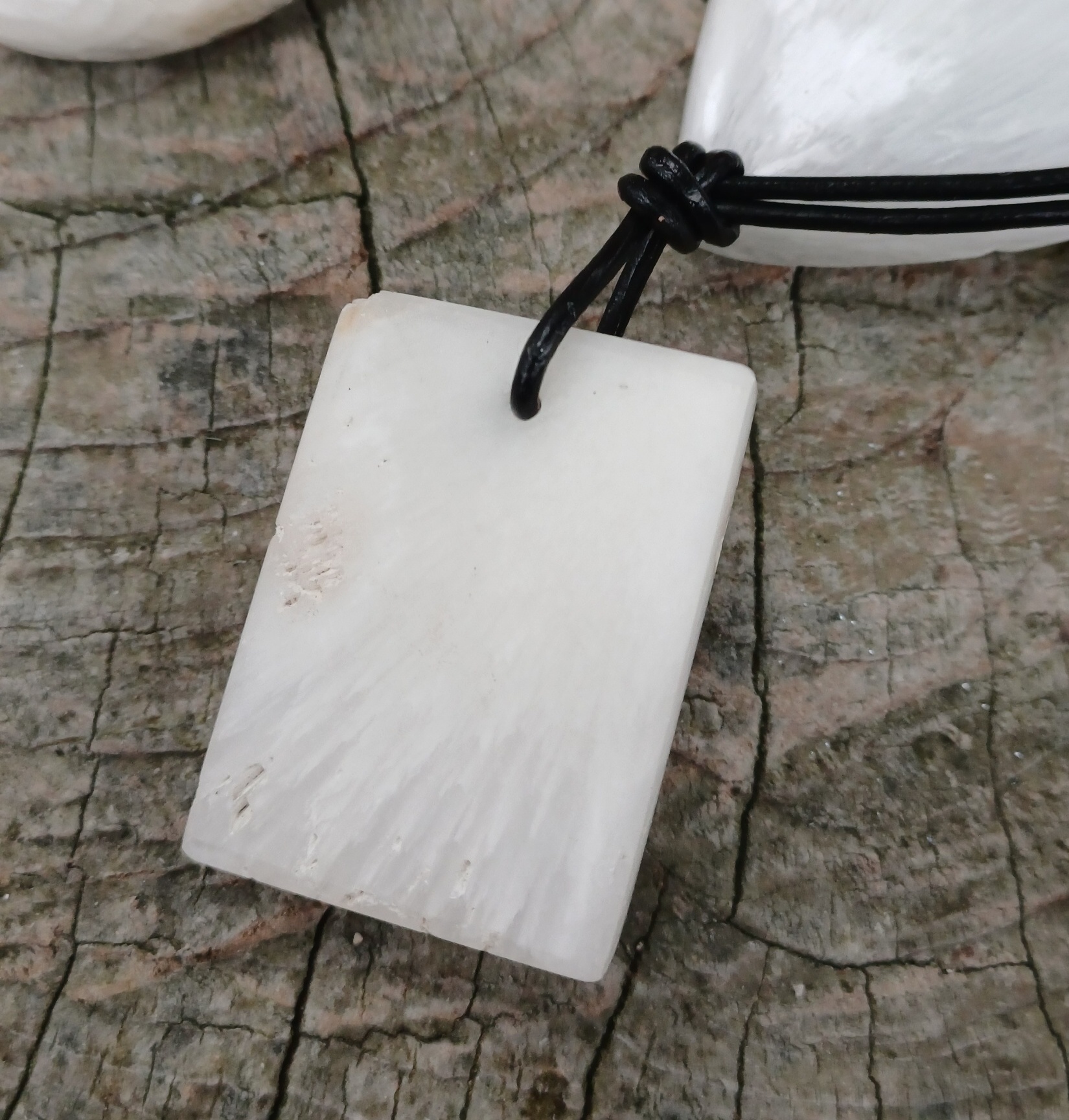 Skolecit přívešek obdélníček na kůži