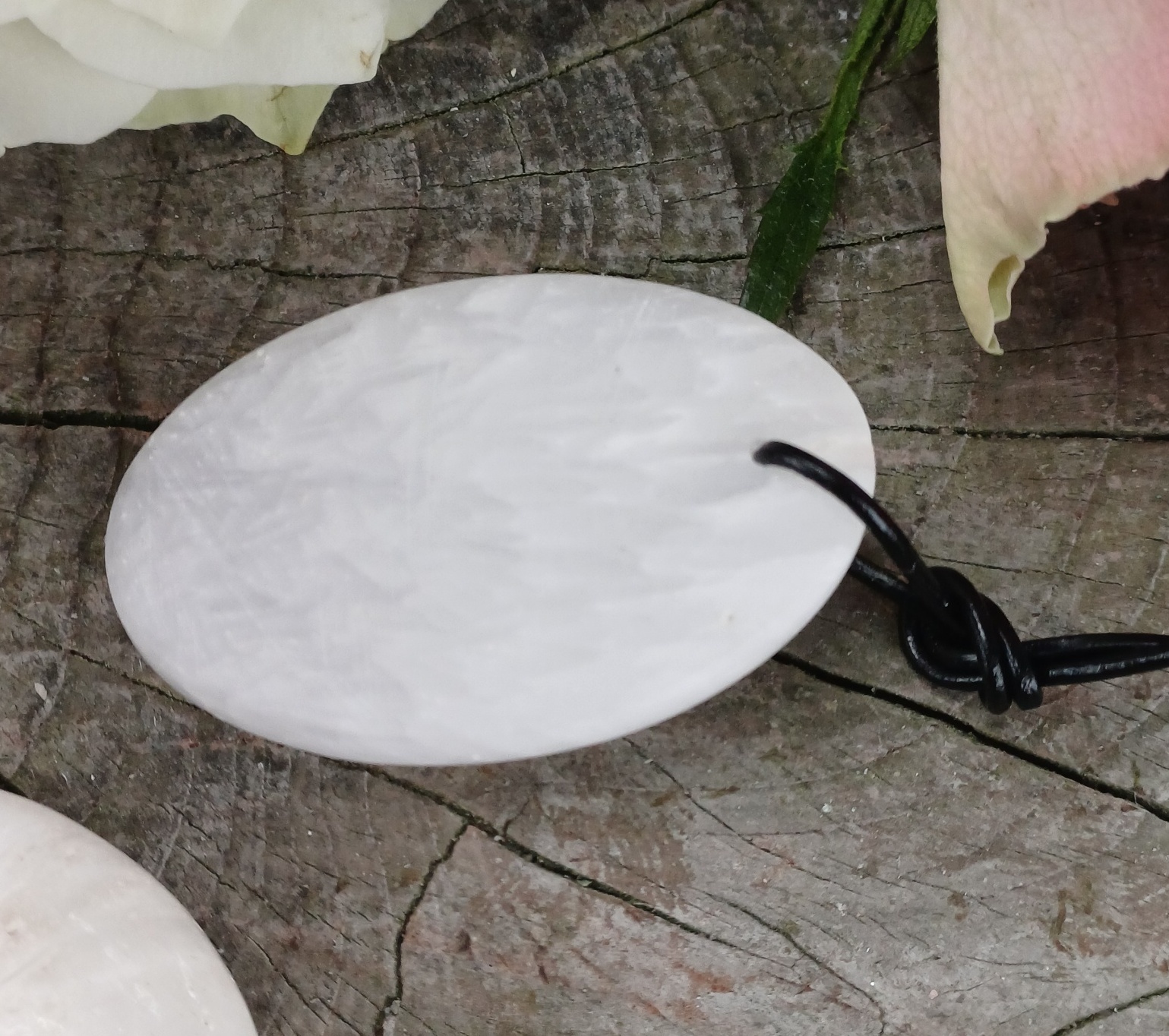 Skolecit přívešek ovál na kůži