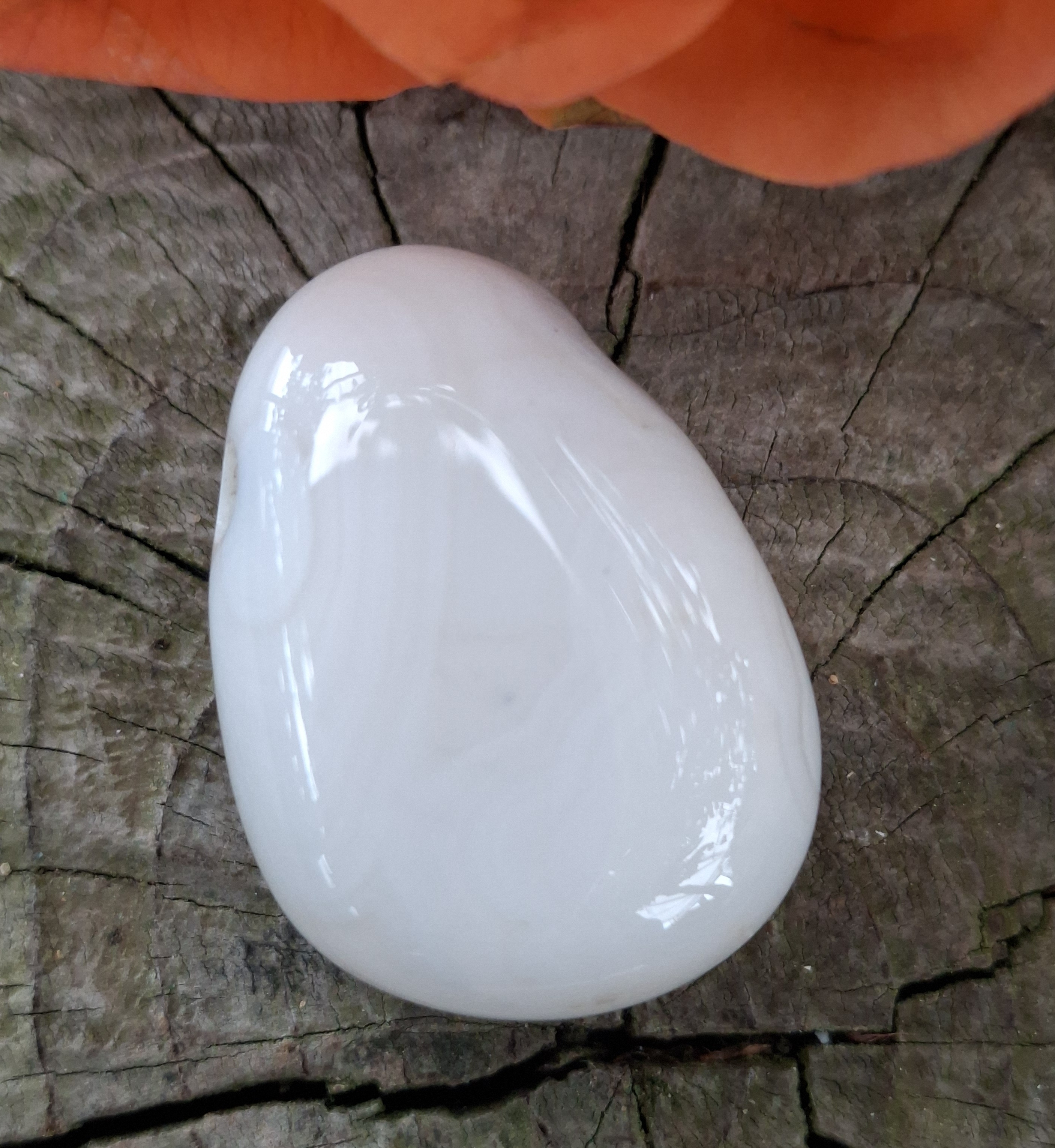 Achát Botswana vrtaný valounek