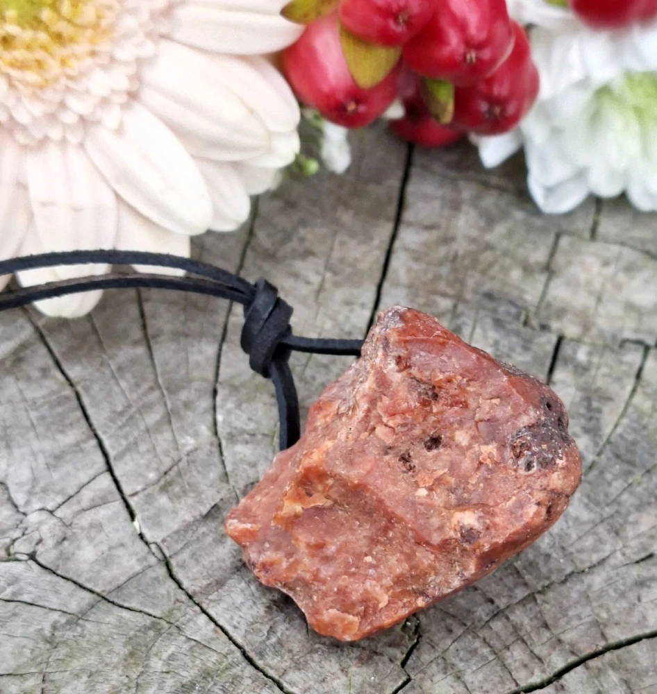 Karneol valounek na kůži