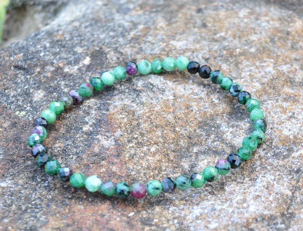 Zoisit s rubínem náramek