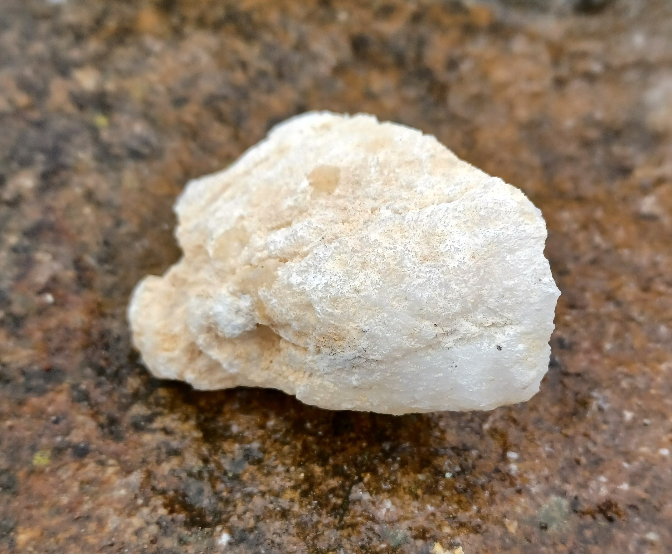 Křišťál geoda půlená 48g