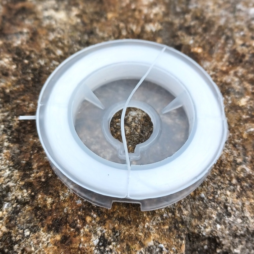 Pruženka plochá bílá 0,6mm