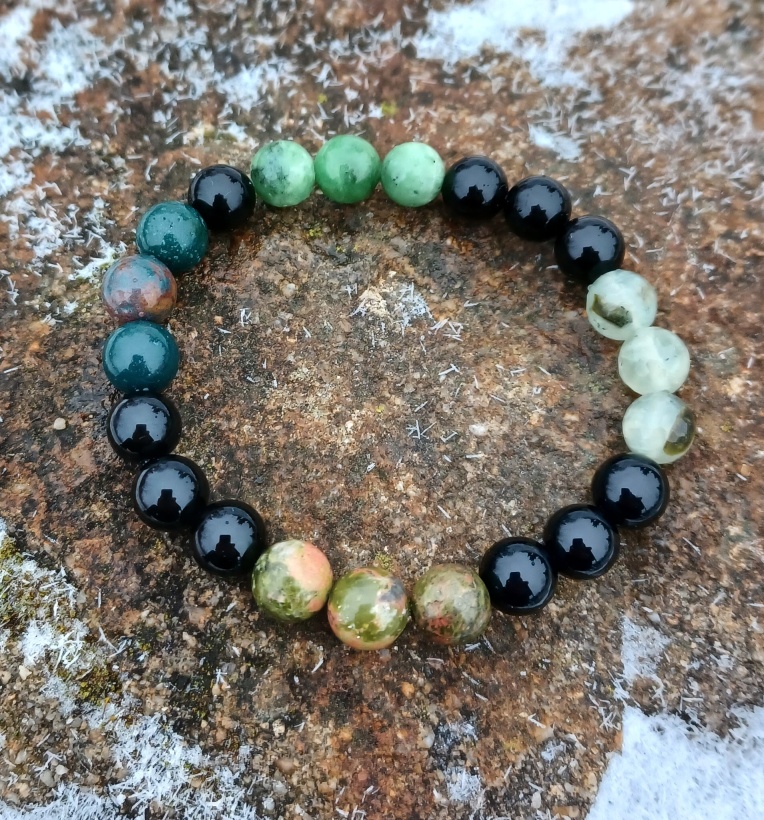 Náramek onyx se zelenými kameny