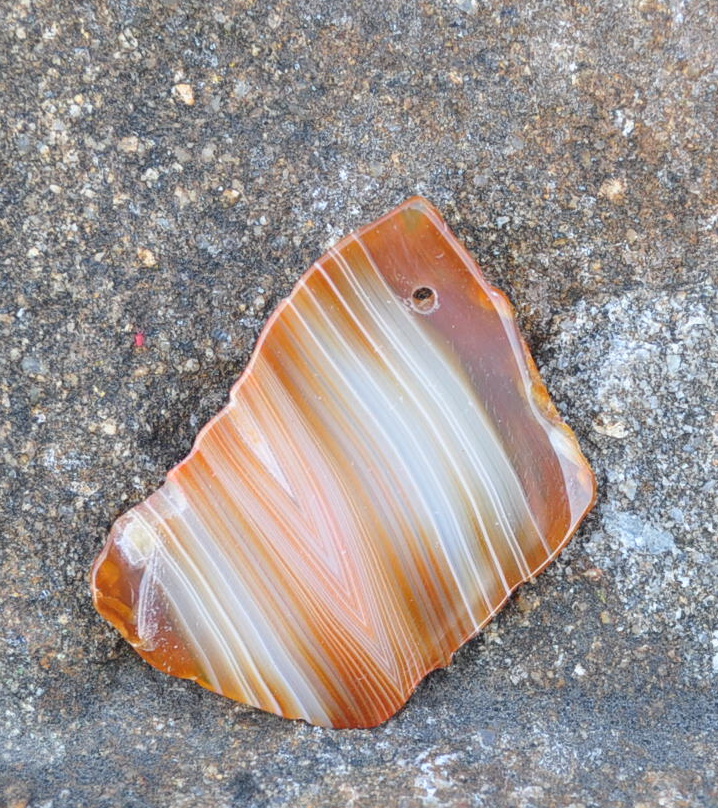 Achát vrtaný kámen 15g