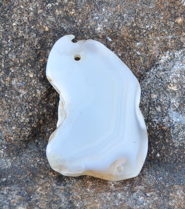 Achát vrtaný kámen 24g