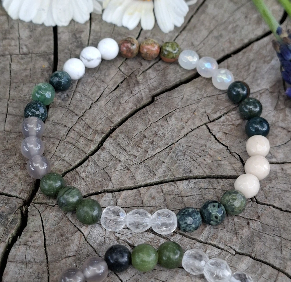 Náramek se zelenými kameny