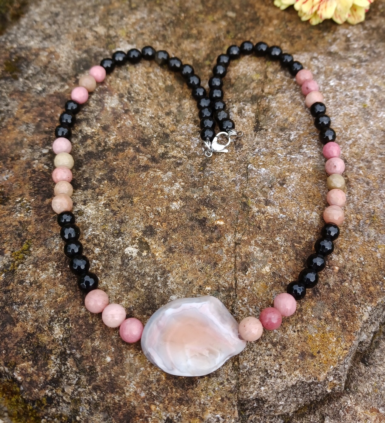 Růžový křemen, onyx náhrdelník s růžovým achátem Botswana