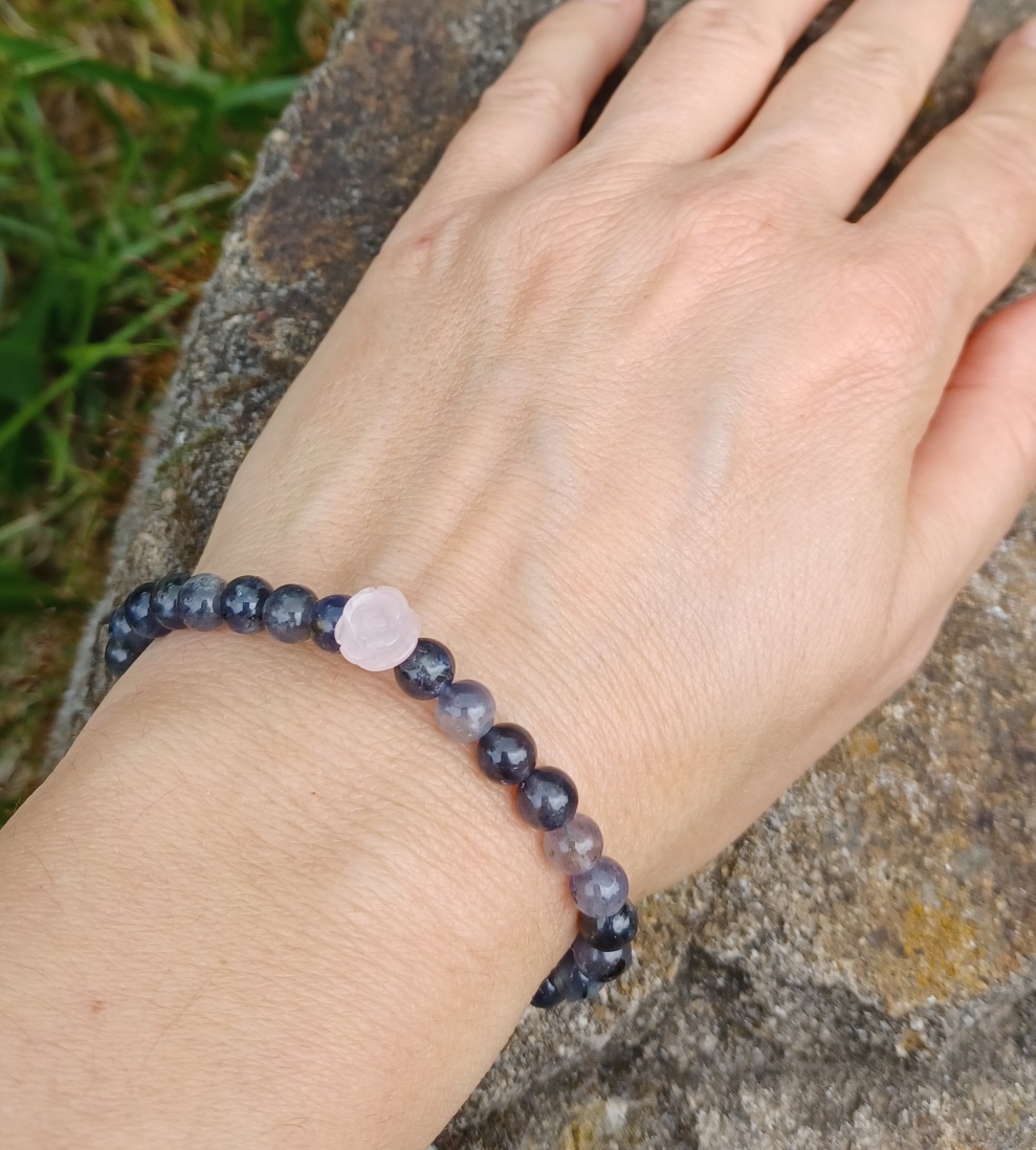 Iolit náramek s růženínem