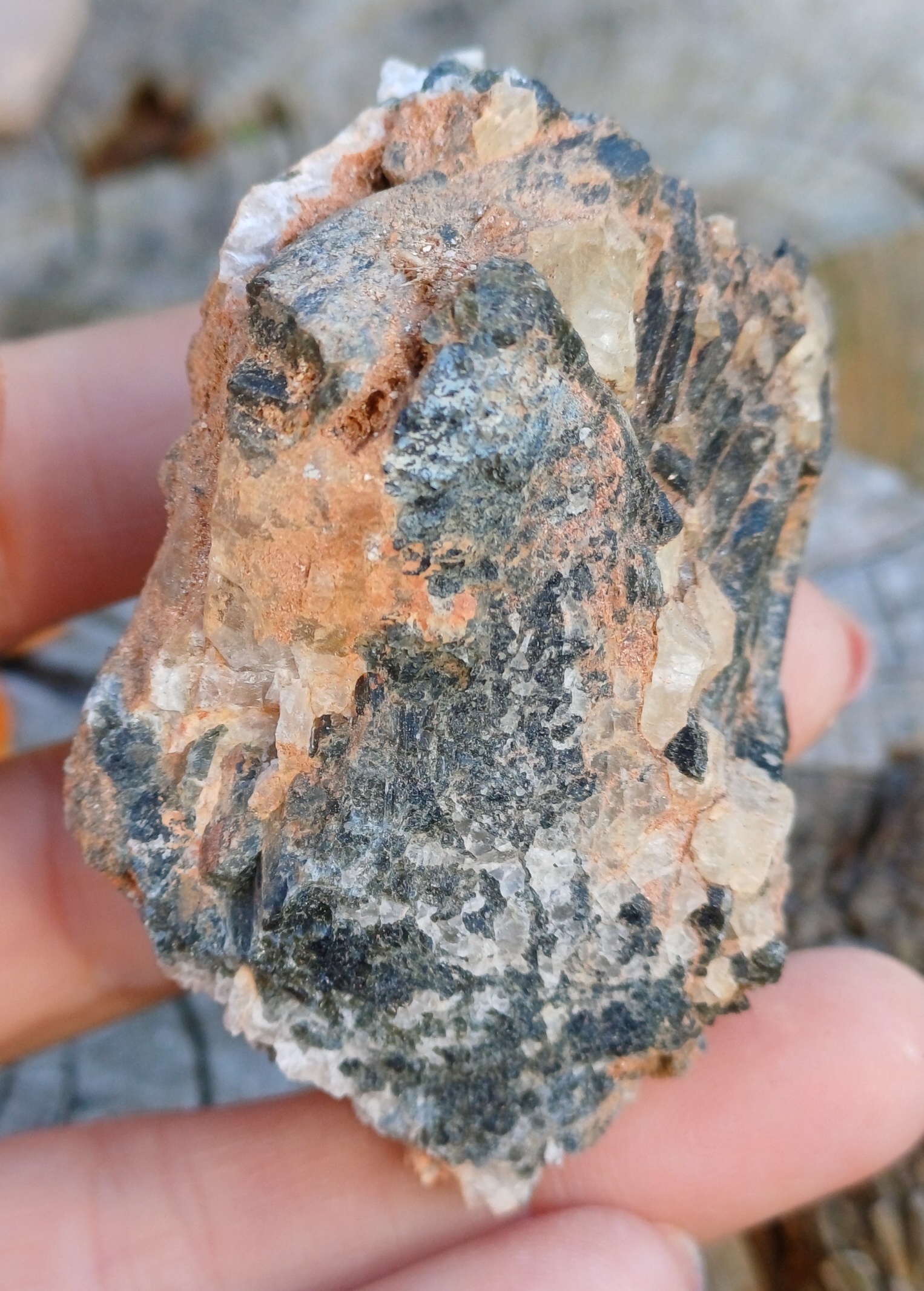 Turmalín skoryl Madagaskar 85g