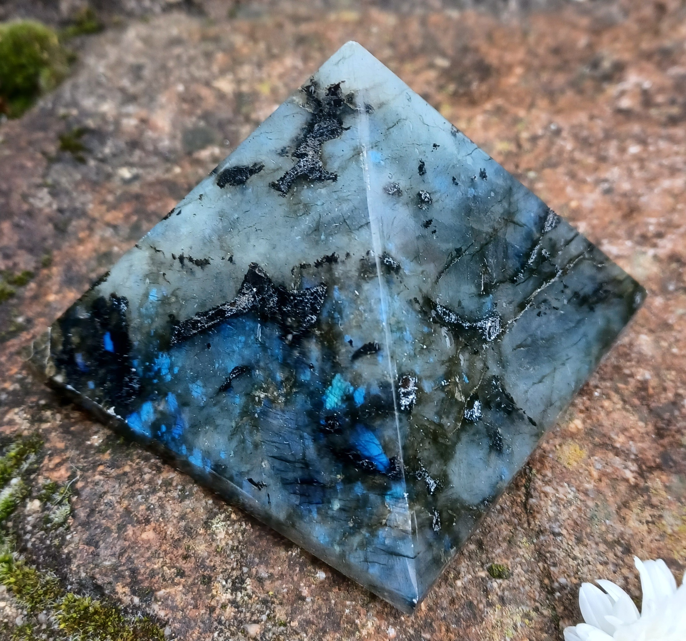 Labradorit pyramida 444g