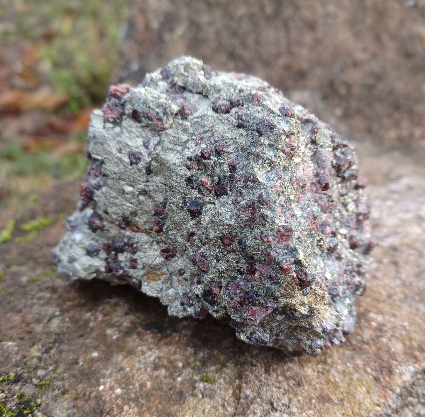 Granát, pyrit 590g