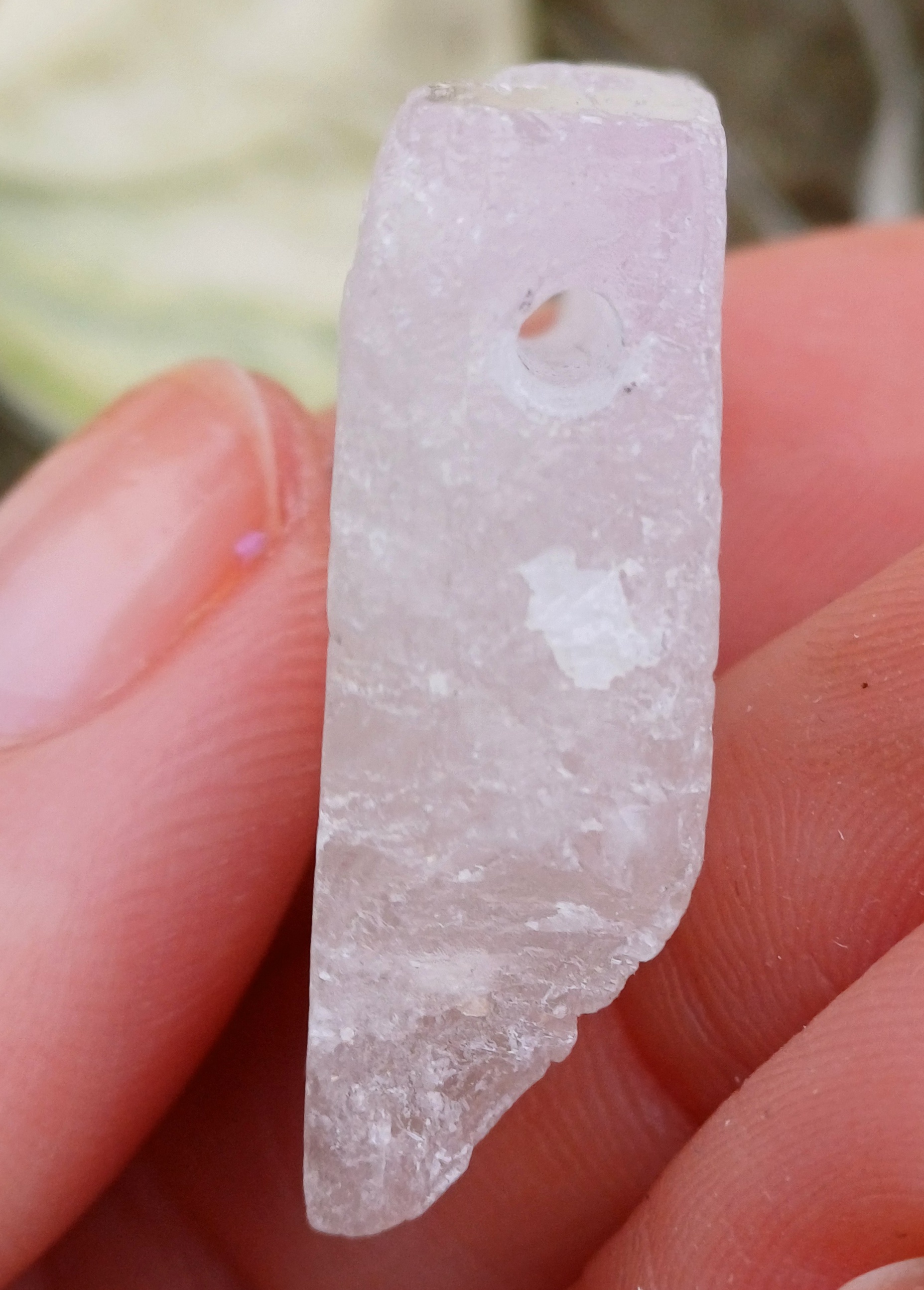 Kunzit vrtaný surový kámen