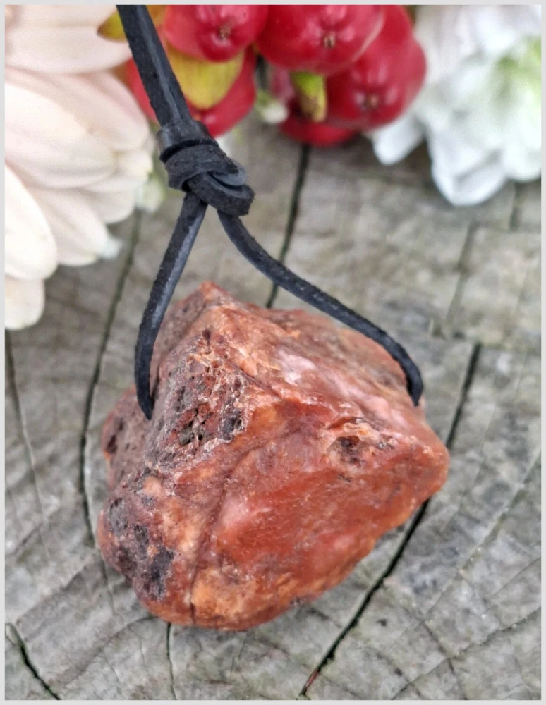 Karneol valounek na kůži