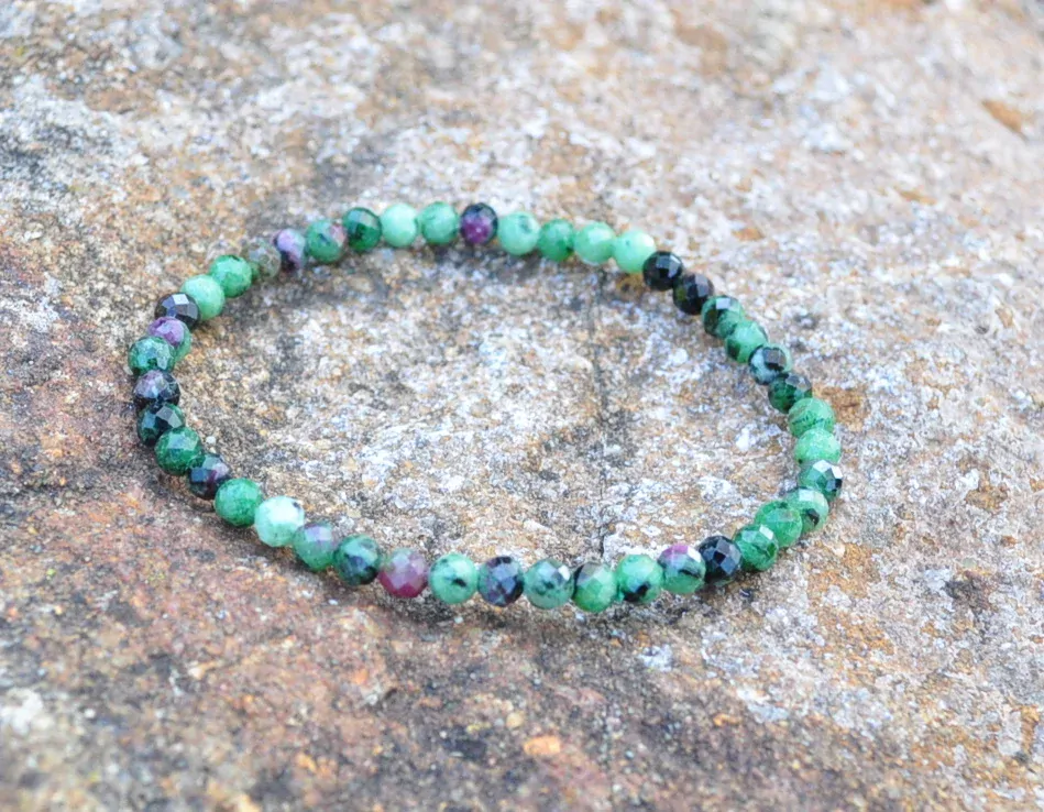 Zoisit s rubínem náramek