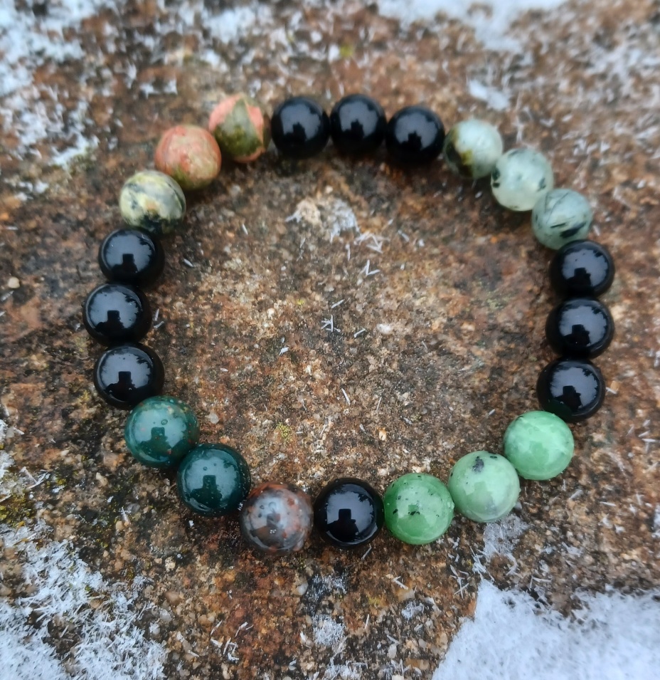 Náramek onyx se zelenými kameny