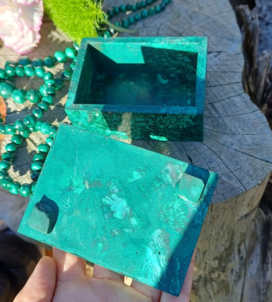 Malachitová skříňka