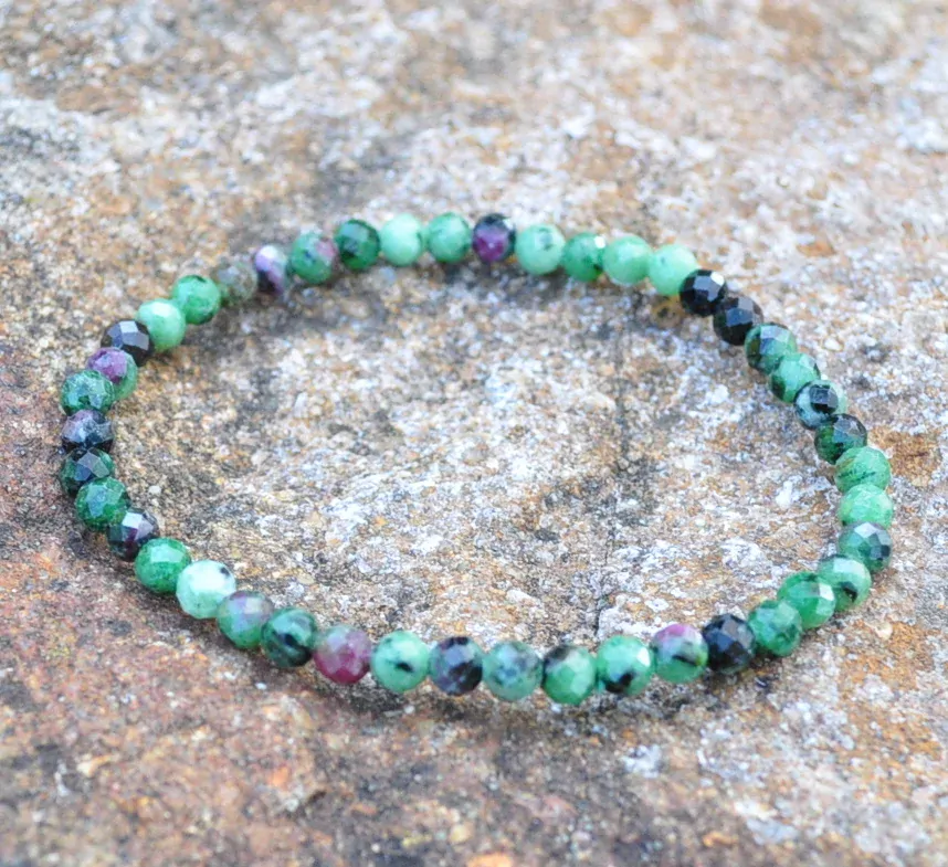 Zoisit s rubínem náramek