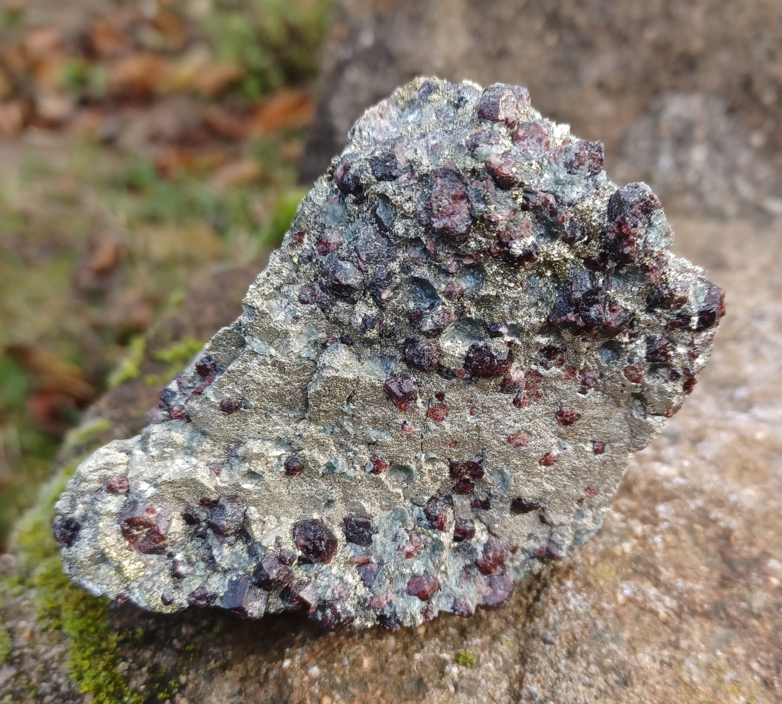 Granát, pyrit 590g