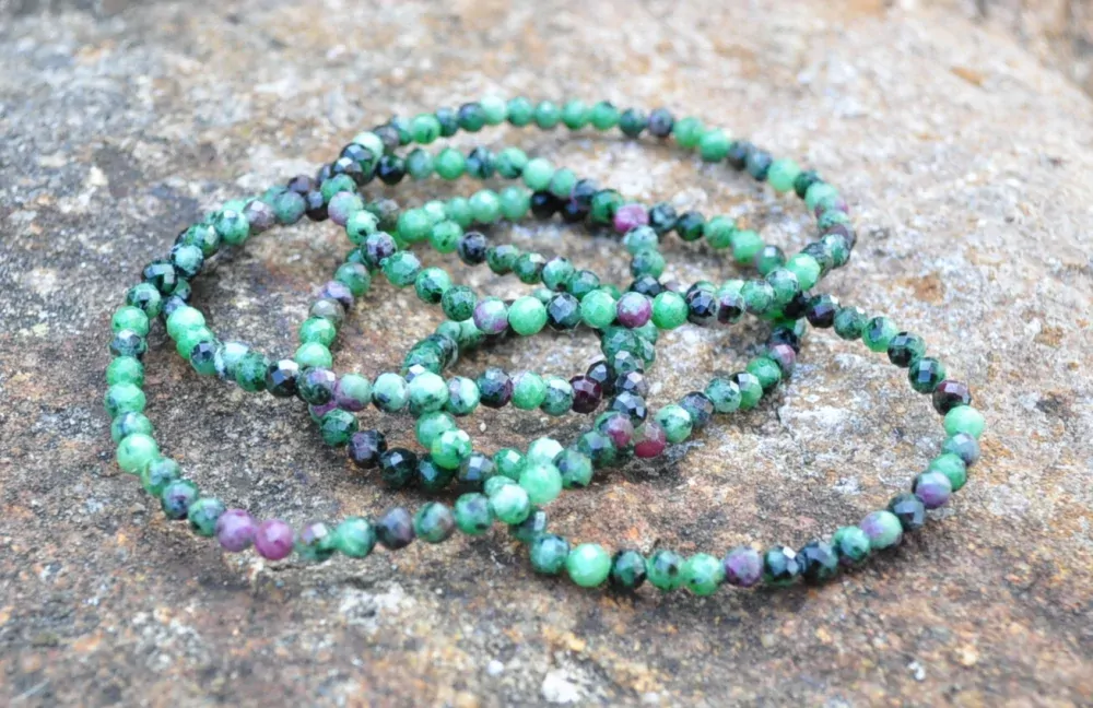 Zoisit s rubínem náramek