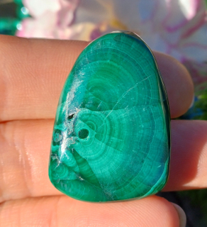 Malachit vrtaný kámen