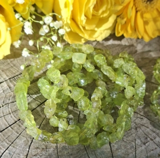 Olivín náramek ze surových kamenů