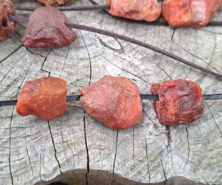 Karneol náhrdelník ze surových kamenů