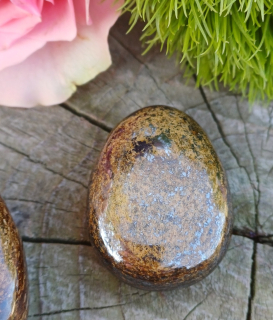 Bronzit vrtaný valounek