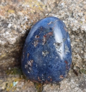 Safír vrtaný valounek