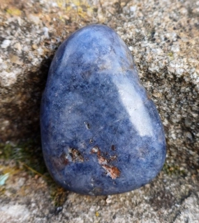 Safír vrtaný valounek