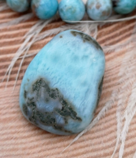 Larimar vrtaný valounek