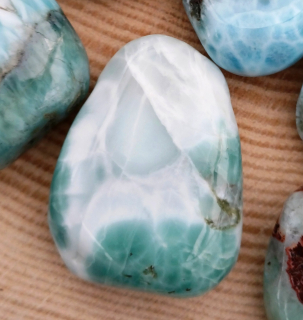 Larimar vrtaný valounek