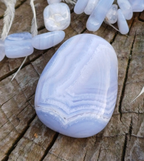 Chalcedon vrtaný valounek