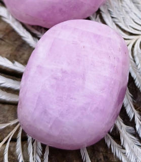 Kunzit AAA vrtaný valounek