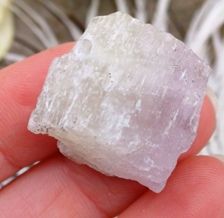 Kunzit vrtaný surový kámen