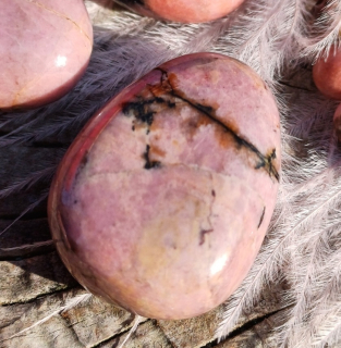 Rodonit vrtaný kámen