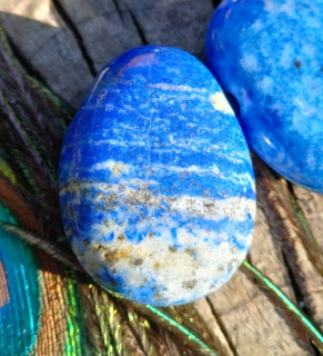Lapis lazuli vrtaný kámen