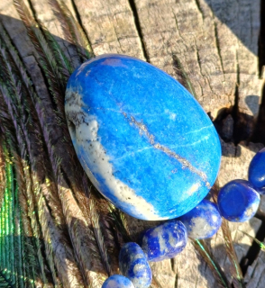 Lapis lazuli vrtaný kámen
