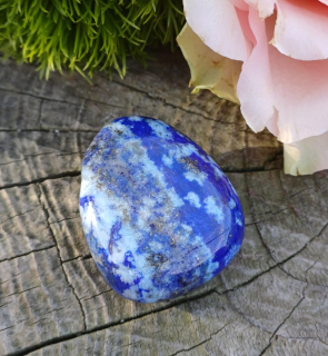 Lapis lazuli vrtaný kámen