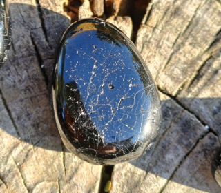 Turmalín vrtaný kámen