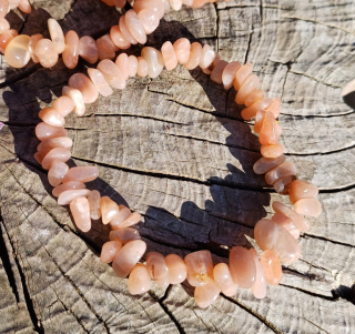 Měsíční kámen růžový náramek sekaný