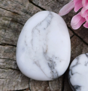 Magnezit vrtaný valounek