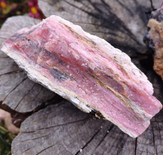 Opál růžový 755g