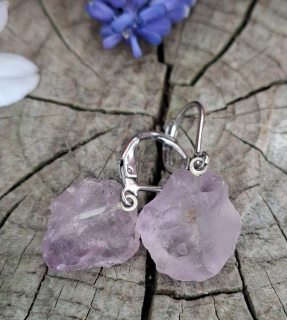 Ametyst náušnice ze surových kamenů