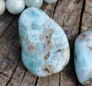 Larimar vrtaný valounek