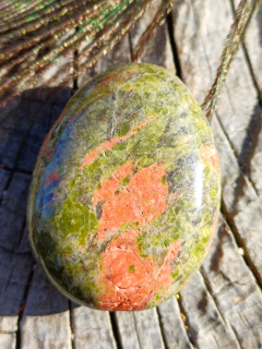 Unakit vrtaný kámen velký