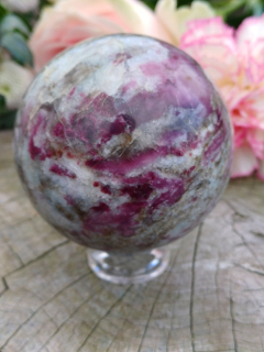 Rubelit v pegmatitu koule 6,5 cm